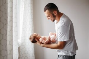 זמני שהות בין אב לתינוק מה קובע החוק וכיצד מתייחסים לכך בתי המשפט