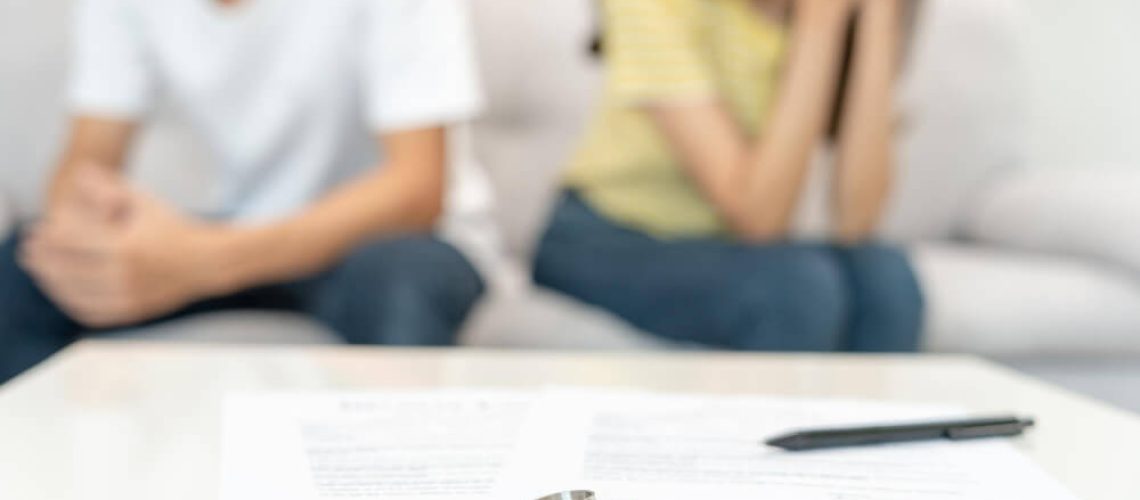 מתגרשים אבל ממשיכים לגור יחד: המשמעות המשפטית והסיכונים שחשוב להכיר